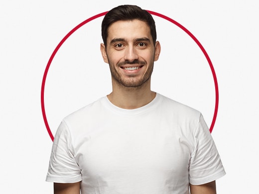 Homem sorridente de camiseta branca, feliz após o tratamento para micose de virilha Canesten