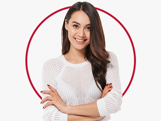 Mulher sorridente de moletom branco, feliz após o tratamento para dermatofitose Canesten