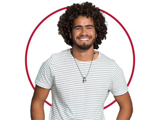 Homem sorridente, feliz após o tratamento para micose de unha Canesten